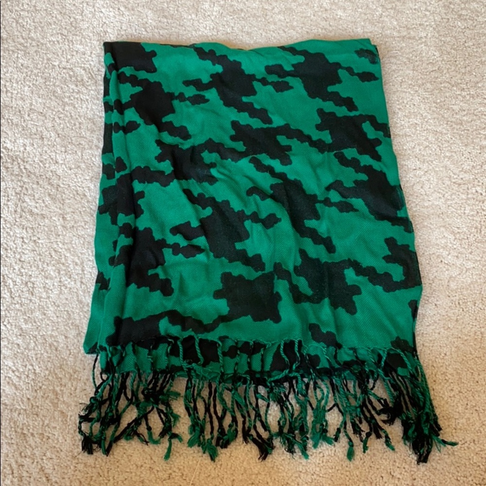H&M: Divided printed scarf